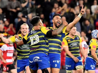 Cardiff Blues celebra el título.