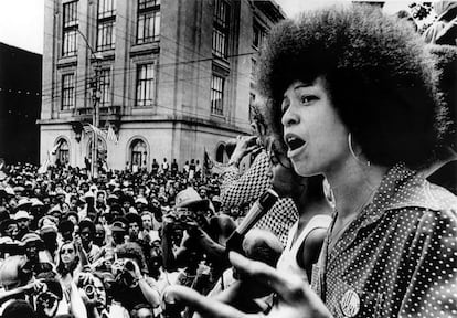 Angela Davis lidera una protesta contra el racismo en Raleigh en 1974. 