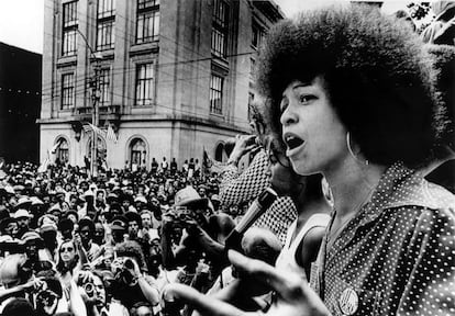 Angela Davis lidera una protesta contra el racismo en Raleigh en 1974.&ensp;