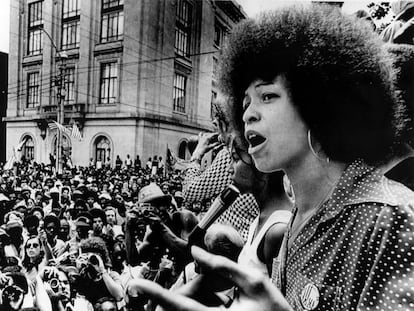 Angela Davis lidera una protesta contra el racismo en Raleigh en 1974.&ensp;