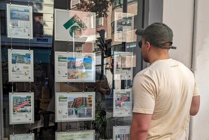 Un hombre mira los anuncios de una inmobiliaria en el barrio de Argüelles, en Madrid, el pasado 24 de julio.