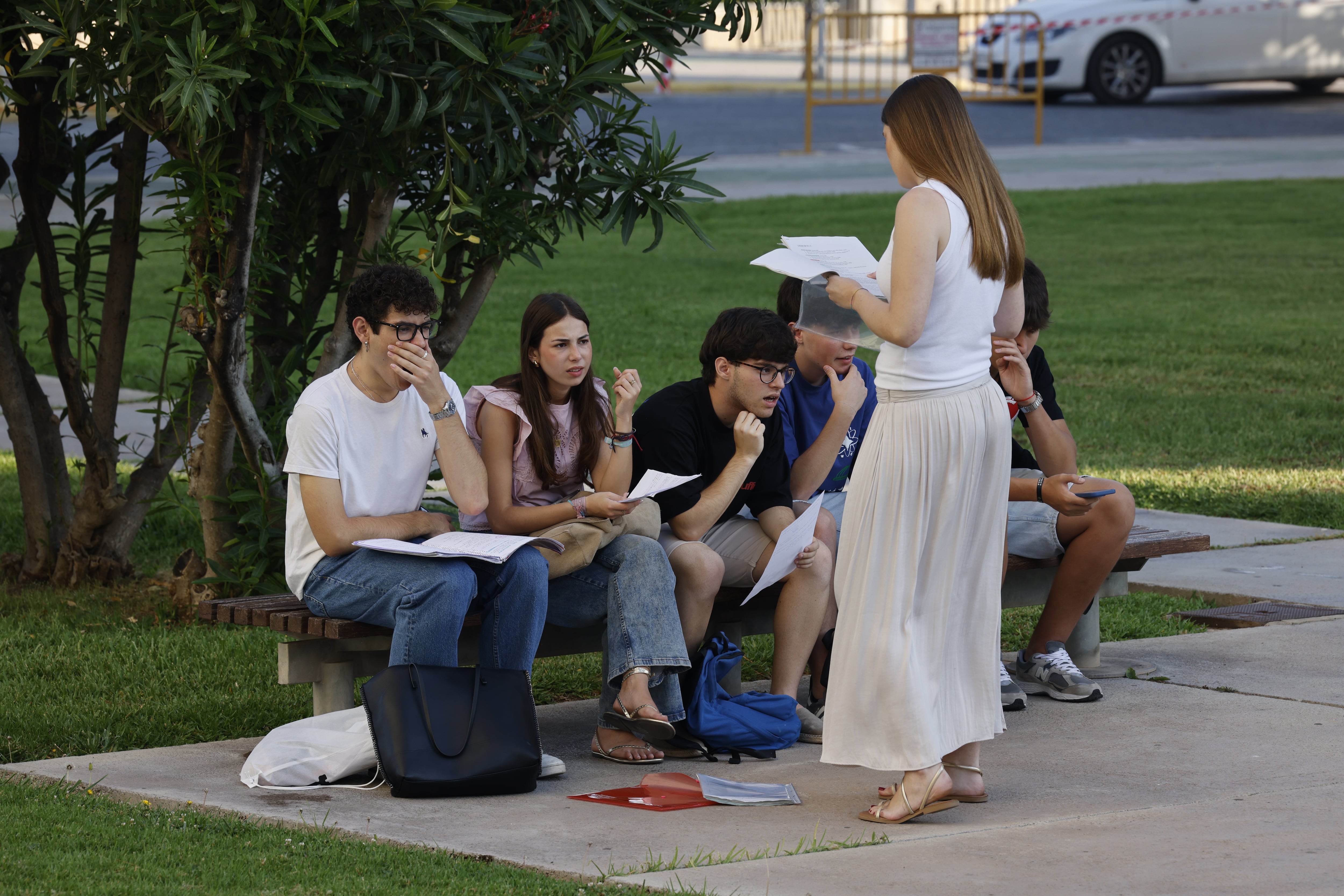 Alumnos durante la prueba de Selectividad en la Universidad de Valencia, el pasado junio.