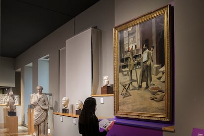 La pintura de Santiago Rusiñol 'Enric Clarasó en su taller', procedente de la galeria Gothsland de Barcelona, junto al busto del emperador, en el museo Marès de Barcelona.