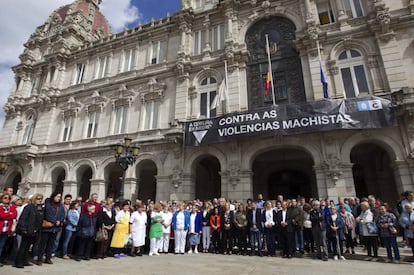 Minuto de silencio ante el Ayuntamiento de A Coru&ntilde;a por el menor asesinado.