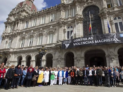 Minuto de silencio ante el Ayuntamiento de A Coru&ntilde;a por el menor asesinado.