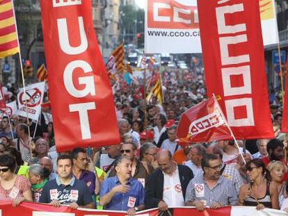 La cabecera de la manifestación de CC OO y UGT ayer en Barcelona.