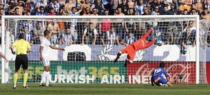 El centrocampista del Alavés Manu García (d) marca gol ante el portero del Real Madrid Keylor Navas.