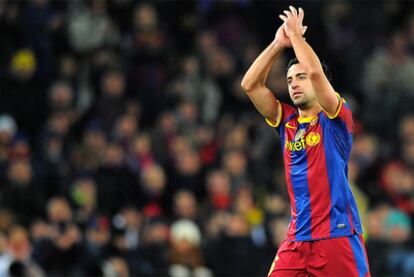 Xavi se retira ovacionado por el público del Camp Nou.