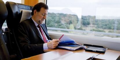 Fotograf&iacute;a facilitada por el PP de su presidente Mariano Rajoy viajando en AVE con destino C&oacute;rdoba.