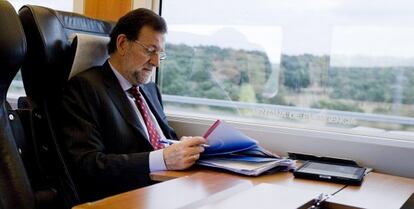 Fotografía facilitada por el PP de su presidente Mariano Rajoy viajando en AVE con destino Córdoba.