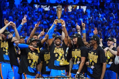 El equipo de  Oklahoma City Thunder celebra el título de la NBA.