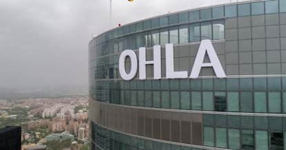 El logotipo de OHLA en la torre que sirve de sede a la compañía en Madrid.