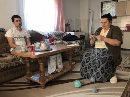 Sead Halilovic y su madre, en el salón de su casa de Srebrenica, este miércoles antes de que Mladic fuera condenado a cadena perpetua.