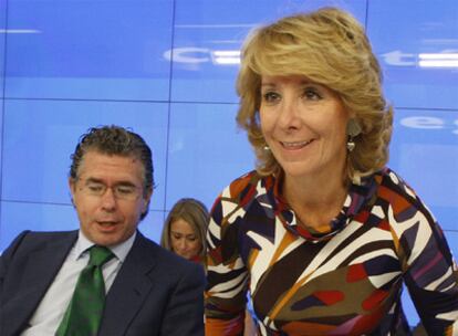 Francisco Granados, secretario general del PP, y Esperanza Aguirre, presidenta, en una reunión de la ejecutiva regional en 2008.