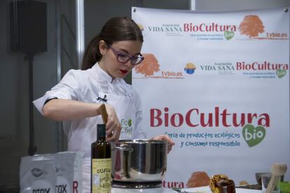 Una demostración de cocina con productos ecológicos.