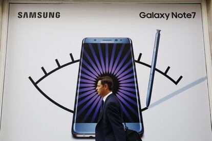 A man walks past an advertisement for the Samsung Galaxy Note 7 in London, Britain, September 2, 2016. REUTERS/Luke MacGregor/File Photo