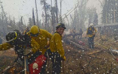 Un grupo de bomberos trabajan en las labores de extincin de un incendio forestal que ha arrasado ya 50.000 hectreas en la pennsula de Kenai, en el sur de Alaska.