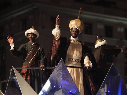 El rey Baltasar saluda desde su carroza en las calles de Madrid, el pasado 5 de enero de 2018.