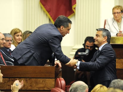 Cruce de manos entre Xabier Agirre, a la izquierda, y Javier de Andrés, el pasado jueves en la sesión de investidura del diputado general de Álava.