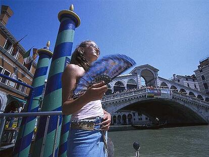 El puente de Rialto, sobre el Gran Canal, une los barrios venecianos de San Marcos y San Polo. Sus 28 metros de largo fueron construidos con piedra blanca de Istria en 1588.