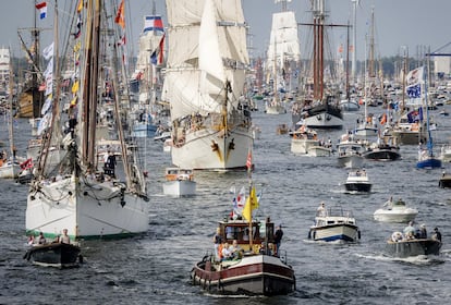 SAIL Ámsterdam es un espectáculo naval de barcos históricos, buques de guerra y veleros, nacionales y extranjeros, que navegan hasta la capital de los Países Bajos en un festival que espera atraer en este 2025 a más de dos millones de visitantes, según datos de la organización.
