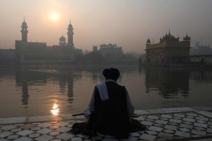 Un devoto realiza sus oraciones en el Templo Dorado de Amritsar (India).