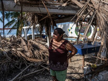 Una mujer entre los escombros de su casa tras el paso del huracán Otis en Guerrero (México), en noviembre de 2023.