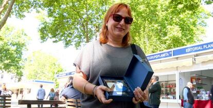 Miren Agur Meabe este jueves tras recibir en la Feria del Libro de Bilbao el premio Zazpi Kale.