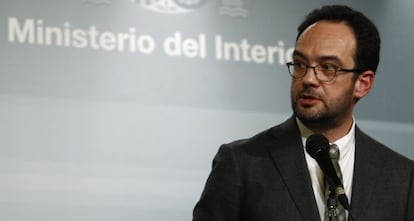 Antonio Hernando en una reunión con el ministro del Interior.