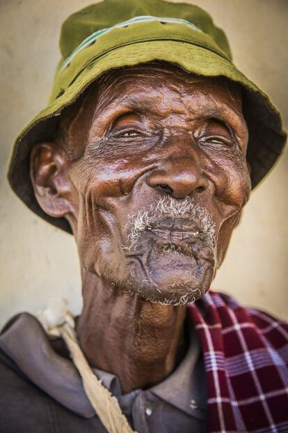 Un anciano turkana en el dispensario de Nariokótome, donde Cirugía en Turkana lleva algunas de sus clínicas móviles durante sus campañas quirúrgicas.