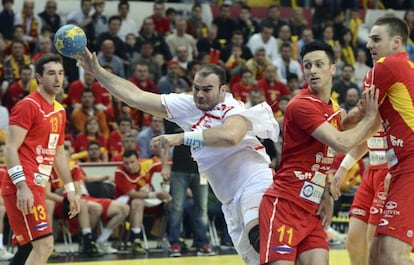 Rafa Baena lanza ante la defensa macedonia.