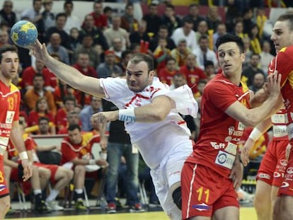 Rafa Baena lanza ante la defensa macedonia.
