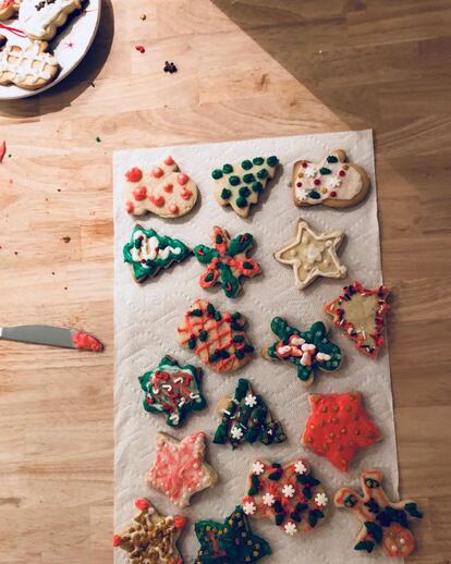 Quien también ha mostrado al mundo su obra gastronómica ha sido Katie Holmes con esta imagen de galletas de jengibre navideñas que la actriz ha publicado en su cuenta de Instagram.