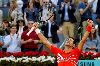 Novak Djokovic celebra su victoria ante el griego Stefanos Tsitsipas, al término de la final del Mutua Madrid Open.