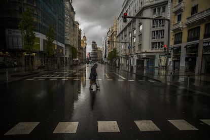 La Gran Vía de Madrid casi desierta, durante el confinamiento de 2020.