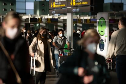 Varios pasajeros con maletas en el aeropuerto de El Prat, a 19 de noviembre de 2021, en Barcelona.