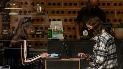 Dos mujeres en un restaurante de la Barceloneta, en Barcelona.