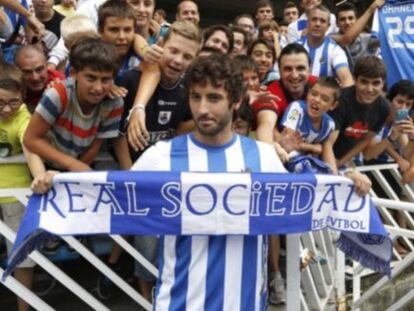 Esteban Granero, rodeado de ni&ntilde;os en Zubieta.