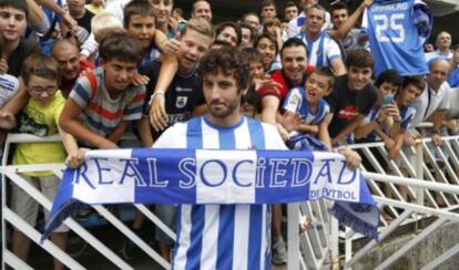 Esteban Granero, rodeado de ni&ntilde;os en Zubieta.