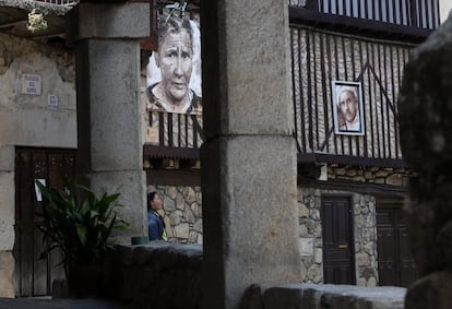 Mogarraz es un pueblo salamantino levantado en la Sierra de Francia. En 1967 fueron fotografiados los vecinos mayores de edad para en nuevo DNI. Medio siglo después, el artista Florencio Maíllo reprodujo a gran escala las fotografías y las colgó en las fachadas de la localidad para recordar sus vidas.