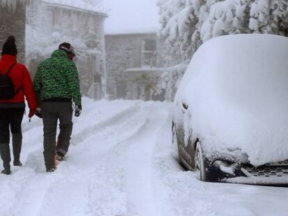 Una pareja camina entre la nieve el pasado viernes en O Cebreiro (Lugo).