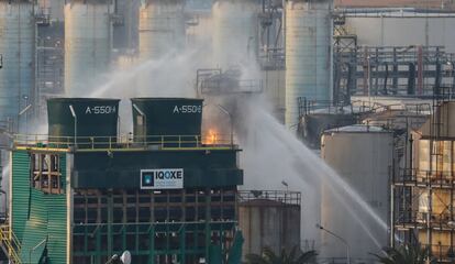 Bomberos rocían agua después de que estallara un incendio en una petroquímica de Tarragona el 15 de enero de 2020.