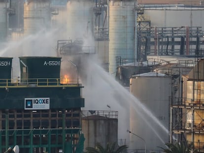 Bomberos rocían agua después de que estallara un incendio en una petroquímica de Tarragona el 15 de enero de 2020.