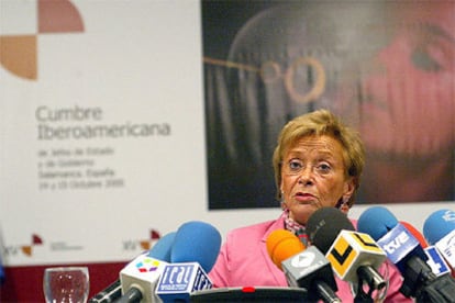 Fernández de la Vega, durante la rueda de prensa en Salamanca para dar cuenta de los preparativos de la cumbre.