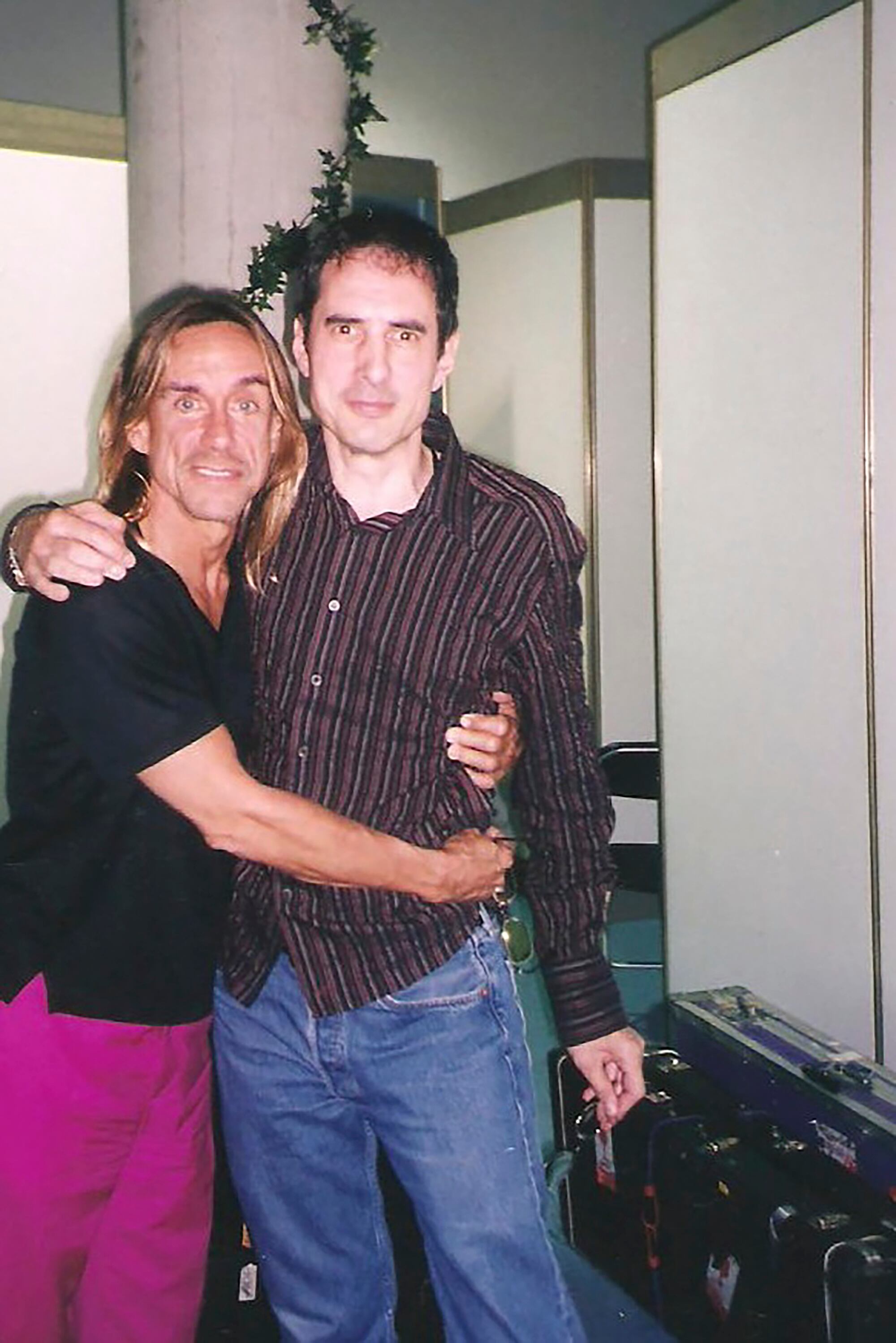 Gay Mercader en una fotografía de recuerdo en la que posa con Iggy Pop.