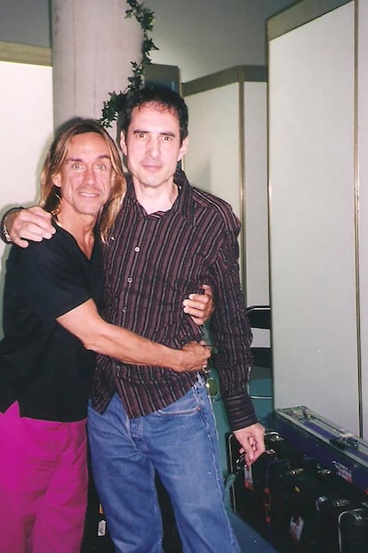 Gay Mercader en una fotografía de recuerdo en la que posa con Iggy Pop.