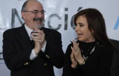 En la imagen, la presidenta de Argentina, Cristina Fernández, junto al ministro de Trabajo, Carlos Tomada. EFE/Archivo