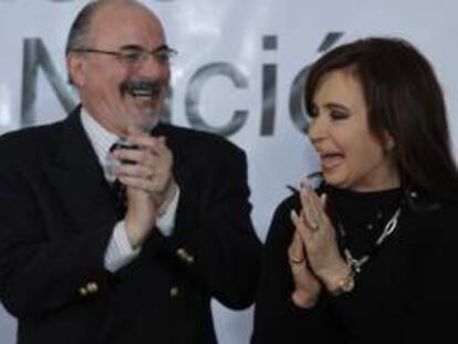 En la imagen, la presidenta de Argentina, Cristina Fernández, junto al ministro de Trabajo, Carlos Tomada. EFE/Archivo