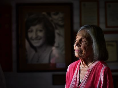 Sonia Torres en el living de su casa, junto al retrato de su hija Silvina, detenida cuando tenía 20 años.