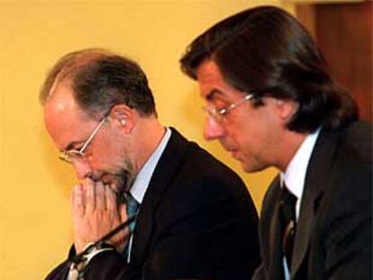 Cristóbal Montoro y Pío Canabillas, en la rueda de prensa posterior al Consejo de Ministros.
